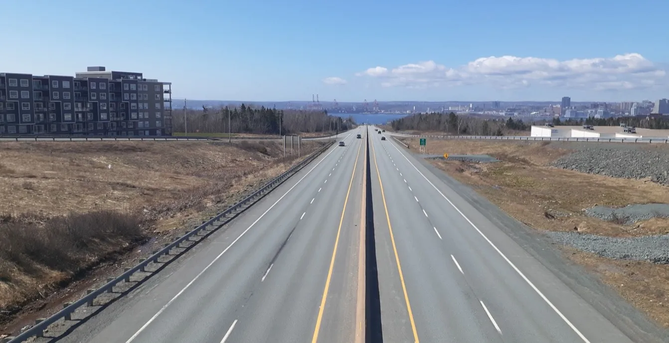 Cruce de caseta de autopista con telepeaje TAG y facturación del peaje