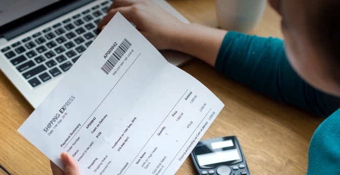 Persona revisando sus deducciones fiscales por tipo de régimen