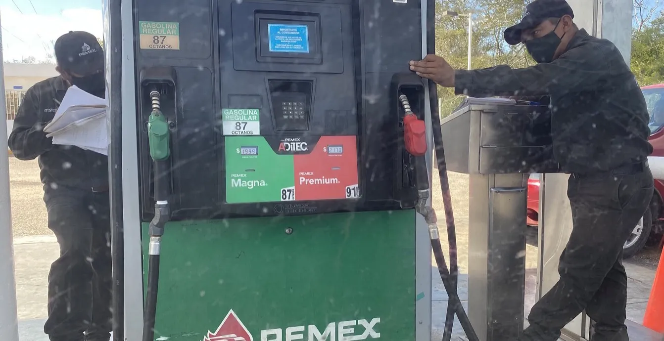 Bomba de gasolina y ticket para facturar en la plataforma FacturasGas.com