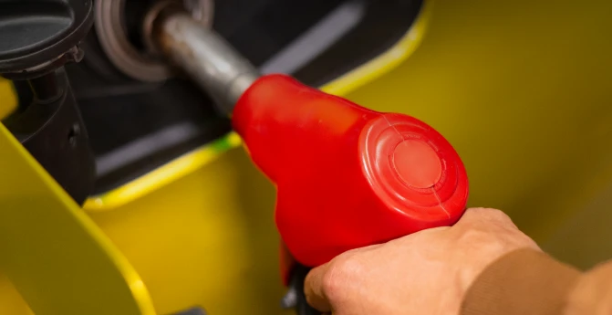 Ticket de Oxxo Gas junto a una computadora para facturación