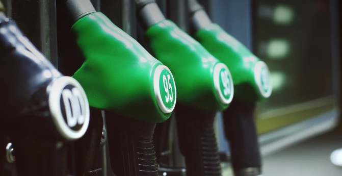 Ticket de gasolina de Petro Seven junto a una computadora para facturación
