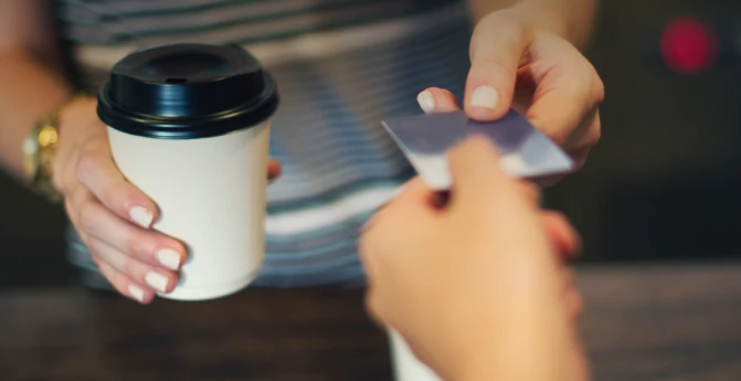 Ticket de Starbucks junto a una computadora para facturación